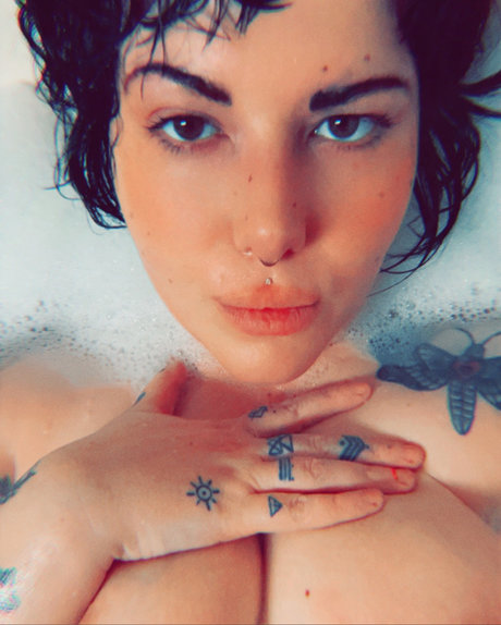 HighItsKai porn star photo