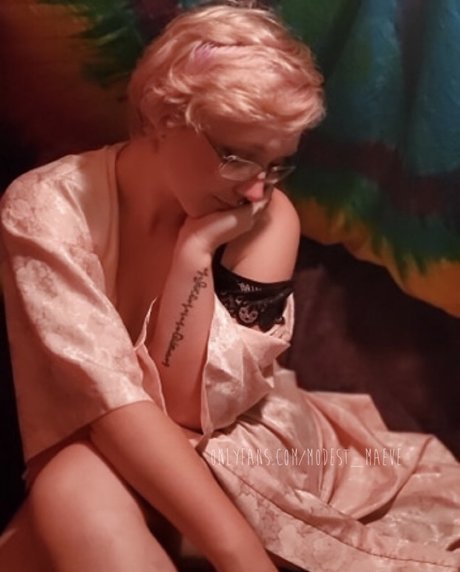Modest Maeve free pornstar photos
