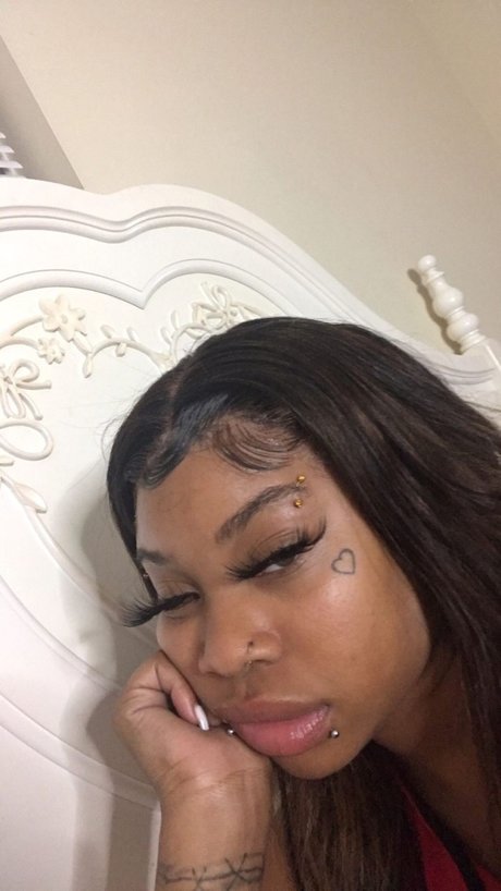 Monaee nudes model pictures