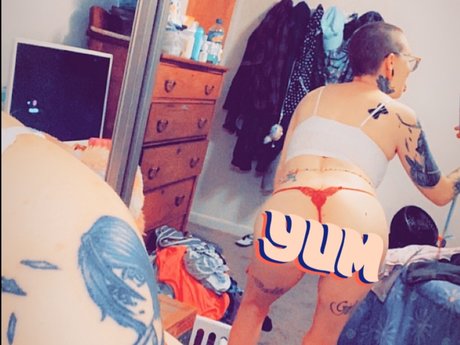 Molly Manic nudes model img