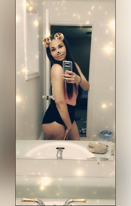 GiaRainz star naked images