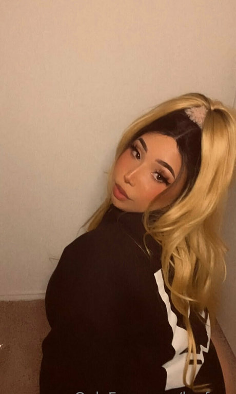 luxfree nudes model img