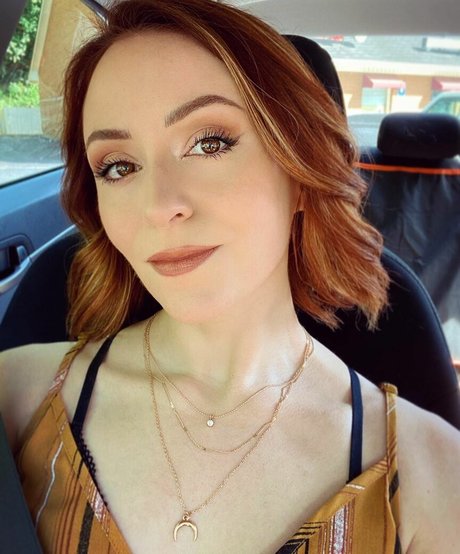 Mollie Damon art model pic