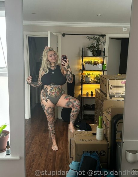 stupiderandhotter model nude photo