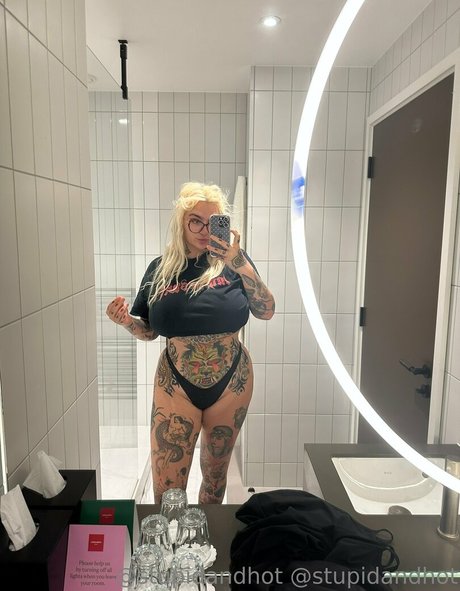 stupiderandhotter art model images