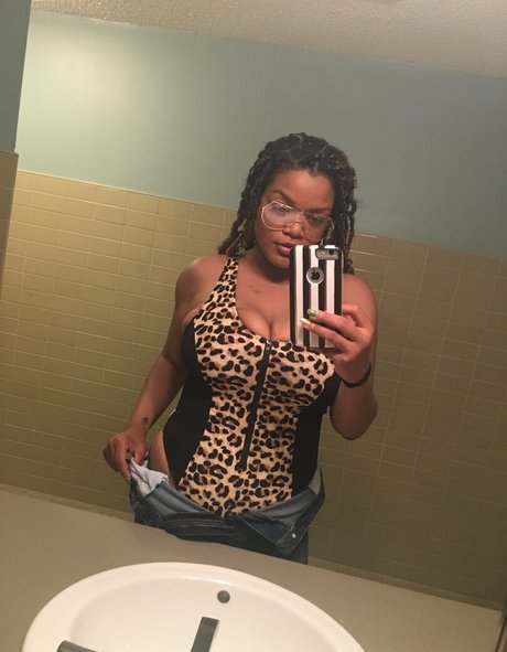 freelearalove nude actress photo