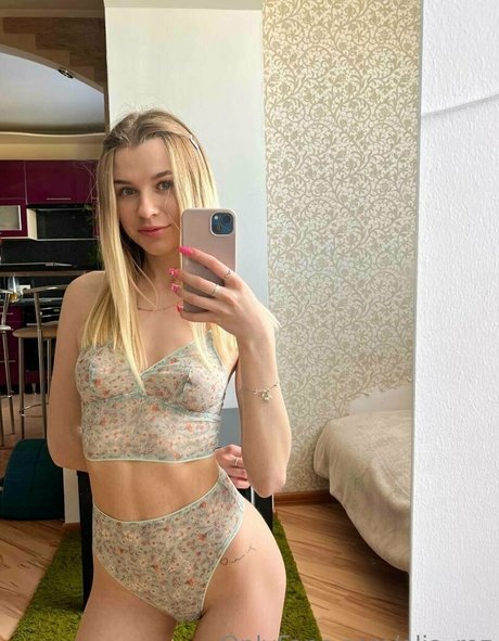 elia roz nice actress image