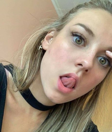 Ester Exposito model hd pic