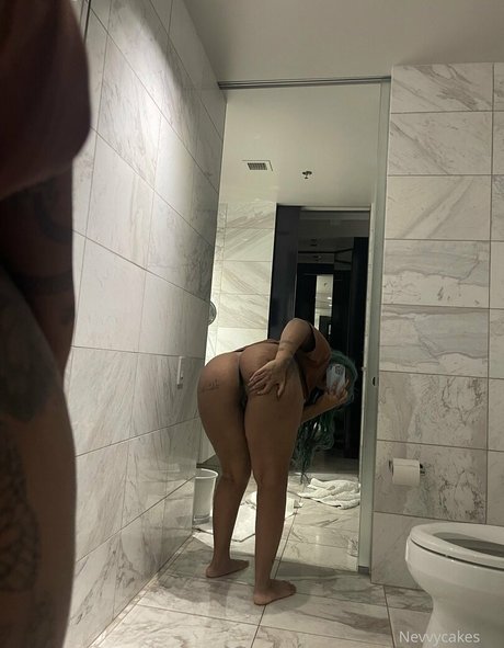 Nevvycakes model naked photo