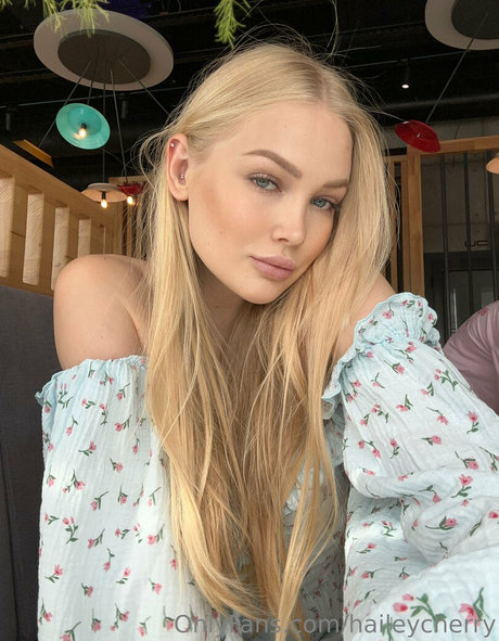 haileycherry nude model image