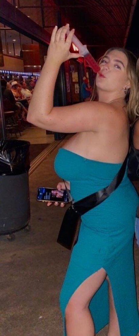 Sierra Bellingar hot actress pic