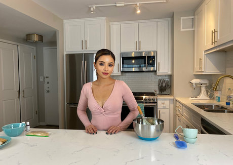 irisinthekitchen naked model img