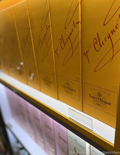 irisinthekitchen nudes model images