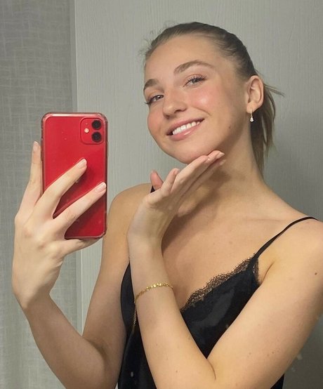 Brynn Rumfallo star sexy img