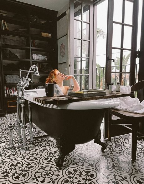 busty mom onlyfans hot sexy pics