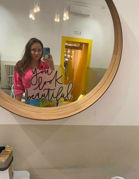 InnaLuve model naked img