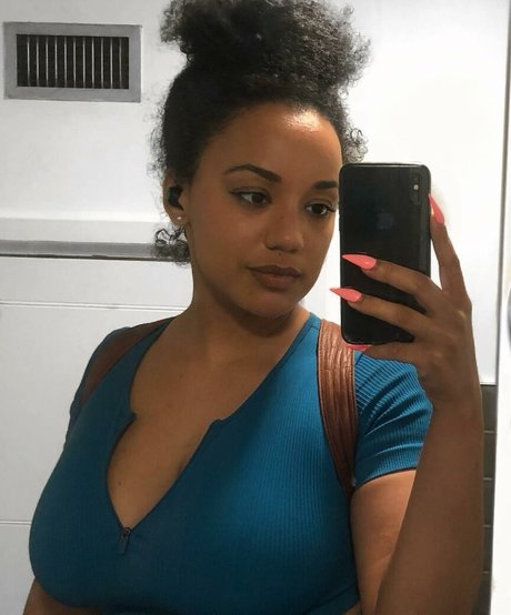 Feelinfree naked model images