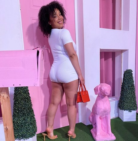 Feelinfree nude model pics