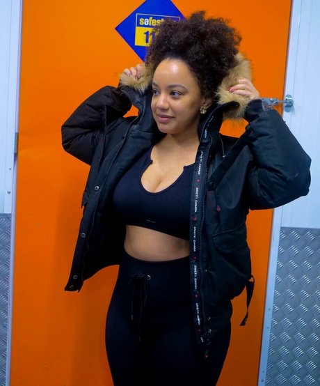 Feelinfree model pornographic photo