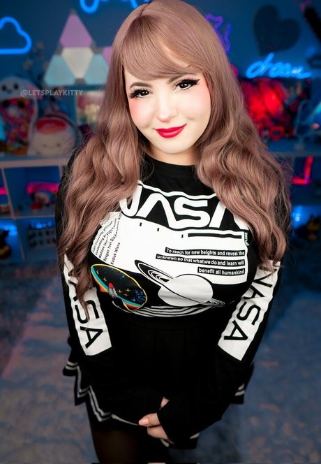 Lestplaykitty model naked picture