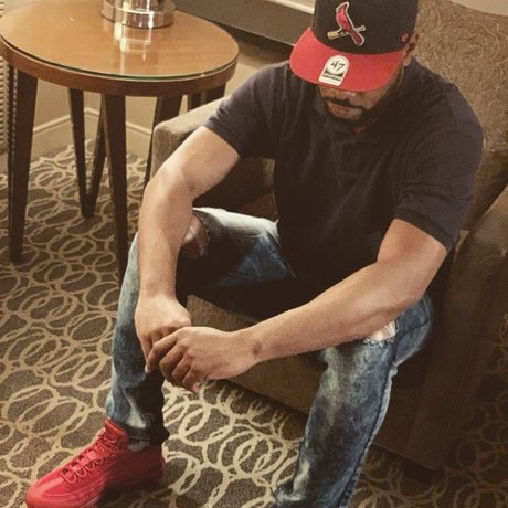 M T model pretty img