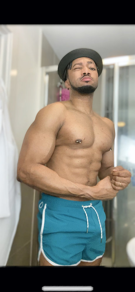 Defostar art model photo