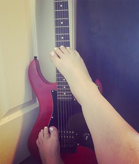 MyFeetAreHereForIt naked model pics
