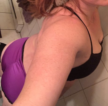 CurvyPinkNHot model picture