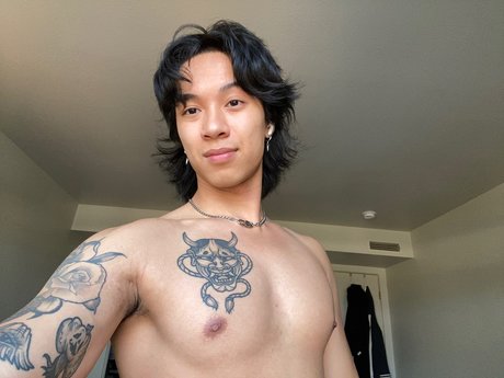 Nasty Gaymer hot model pic