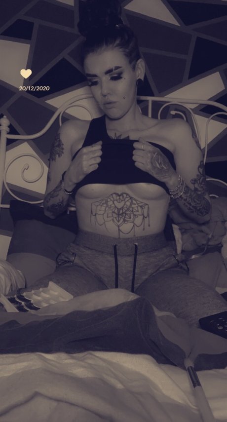 NaomiHufton art model images