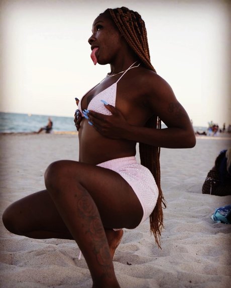 DEZYRE model sexy pics