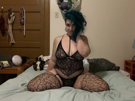 CurvyQueen sexy star pic