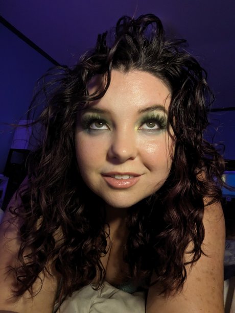 Freyja Bowe hot actress img