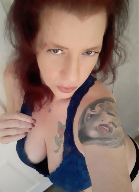 Curvy Lydia star adult pic