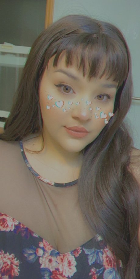 Busty MILF hd model photo