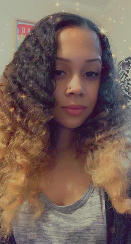 sneakers onlyfans beautiful xxx pics