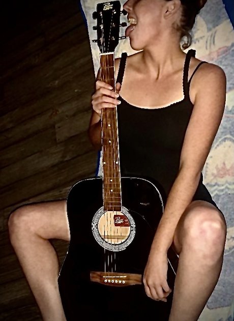 Ellie Trout hot actress image