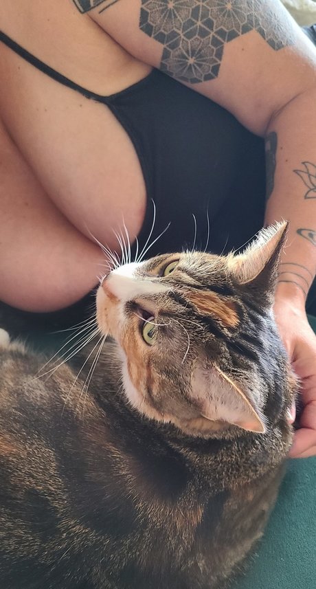 Cougarmompad erotic model pics