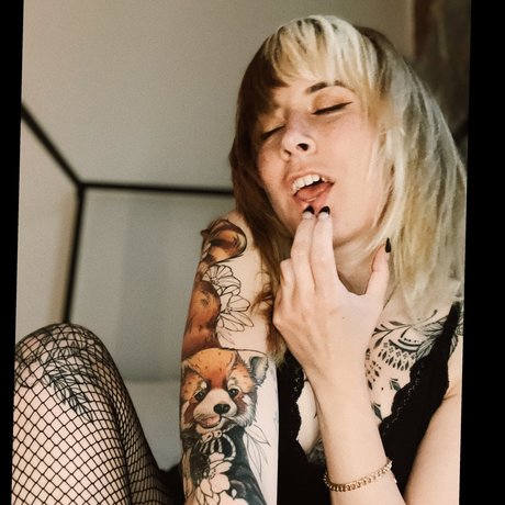 Misty Fae sexy model photos