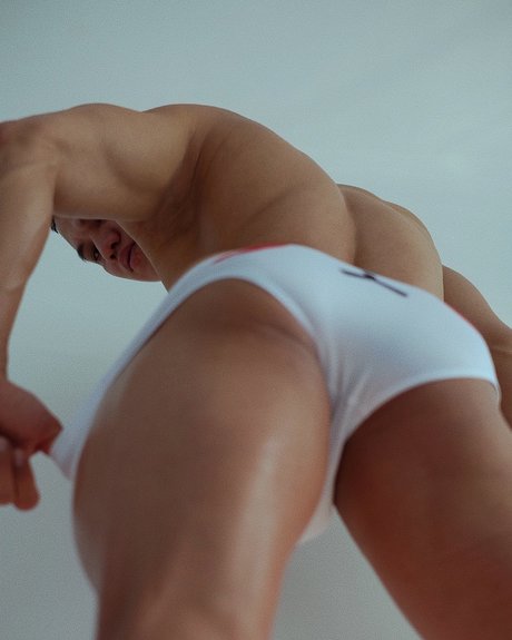 Nguy n Ti n Qu n pornstar top picture