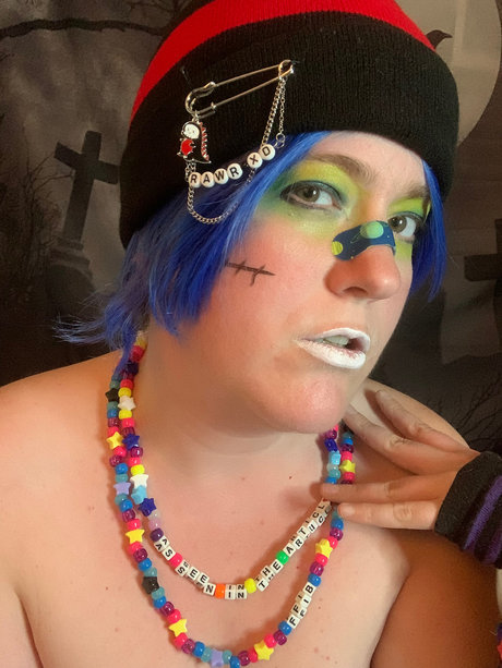 _Queen AyZee_ star top picture