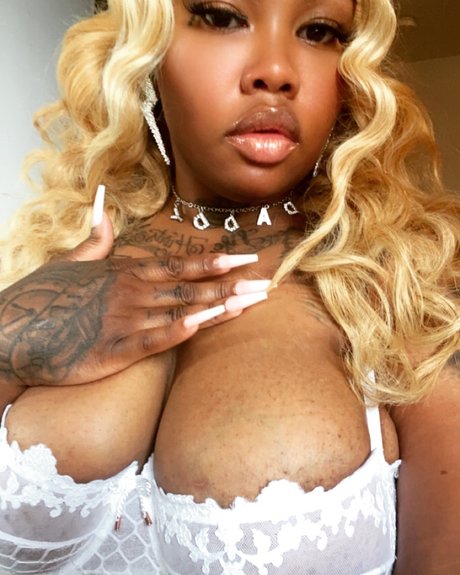 Bambi Knowles model erotic photos