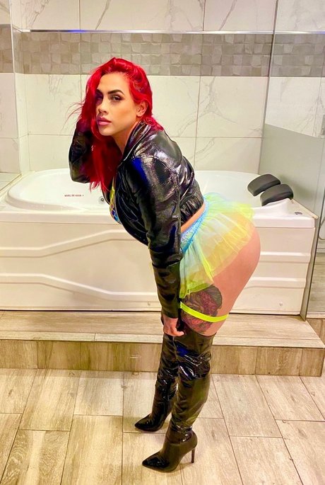 LA ROJA model art galleries