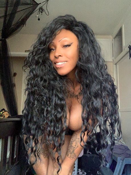 Nikki Nuit naked pornstar pictures