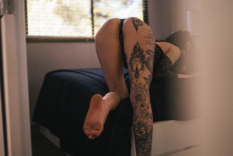 CREMOLICIOUS model hot photo