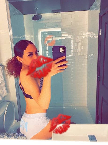 Alexis Dinero hot actress img