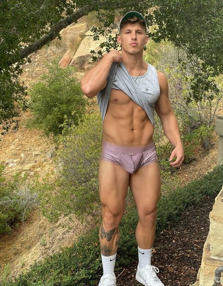 rippedshow nude pornstar pics