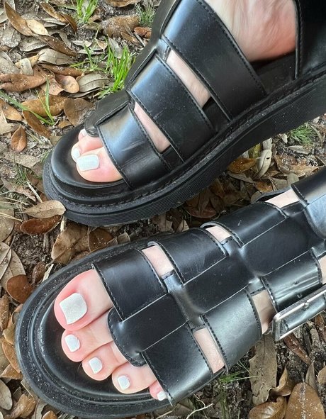 dezzydoefree model img