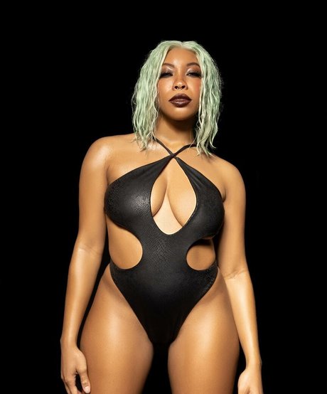 Kiera Please star erotic photo