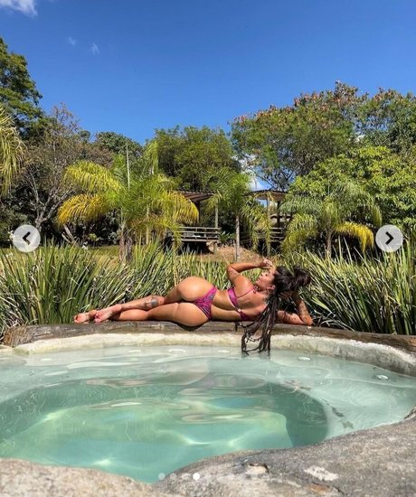 Aline Riscado model art picture